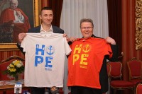 Filip Perković i nadbiskup Đuro Hranić s majicama SHKM