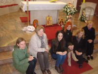 Autorice ikona sa voditeljicom Silvijom Metzger (treća slijeva) u crkvi
