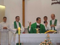 Mons. Dugalić, župnik i župni vikar slave euharistiju